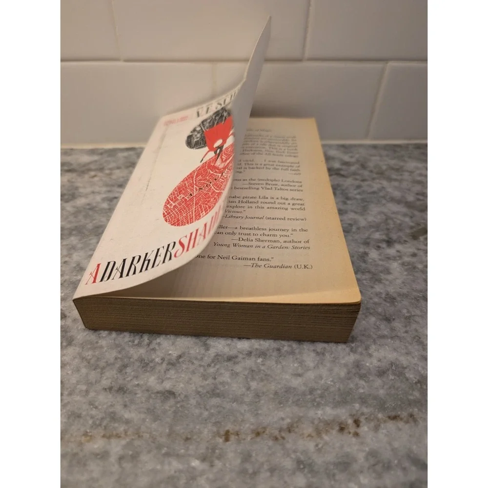 A Darker Shade Of Magic V.E.‎ Schwab Paperback